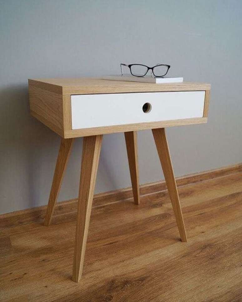 63. Criado retr&ocirc; branco para decora&ccedil;&atilde;o minimalista. Fonte: Nichos Decora&ccedil;&otilde;es