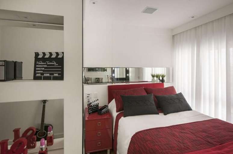 16. Quarto de casal com criado mudo em tom vinho. Projeto por &Eacute;rica Salguero