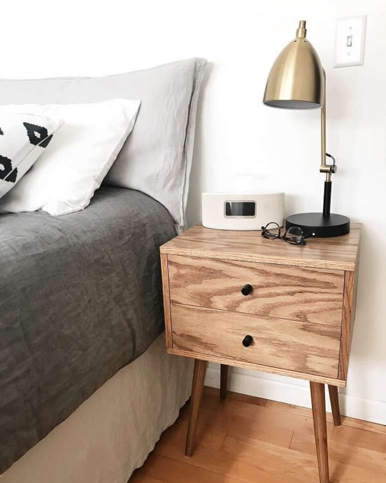 93. Decora&ccedil;&atilde;o r&uacute;stica com criado de madeira. Fonte: Kimmy