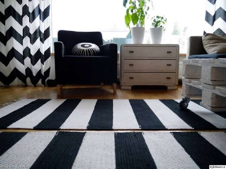 69. Decoração simples com tapete de crochê para sala preto e branco – Foto: Kanden Vaiheilla – Style Room