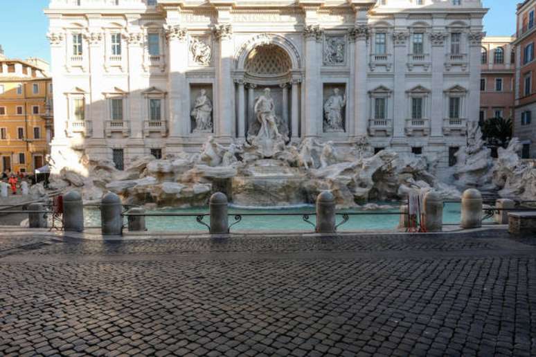 Fontana di Trevi está fechada para turistas e moradores para evitar aglomerações