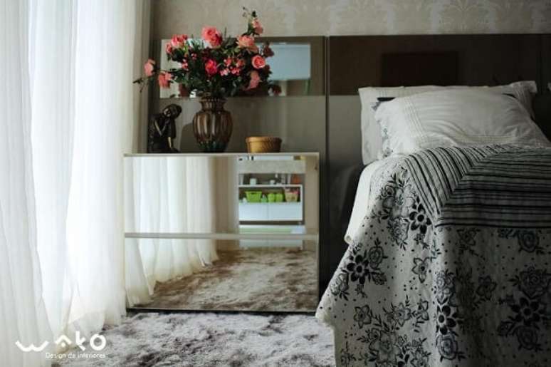 18. O criado mudo espelhado d&aacute; a sensa&ccedil;&atilde;o de amplitude no quarto. Projeto por Thayany Wako