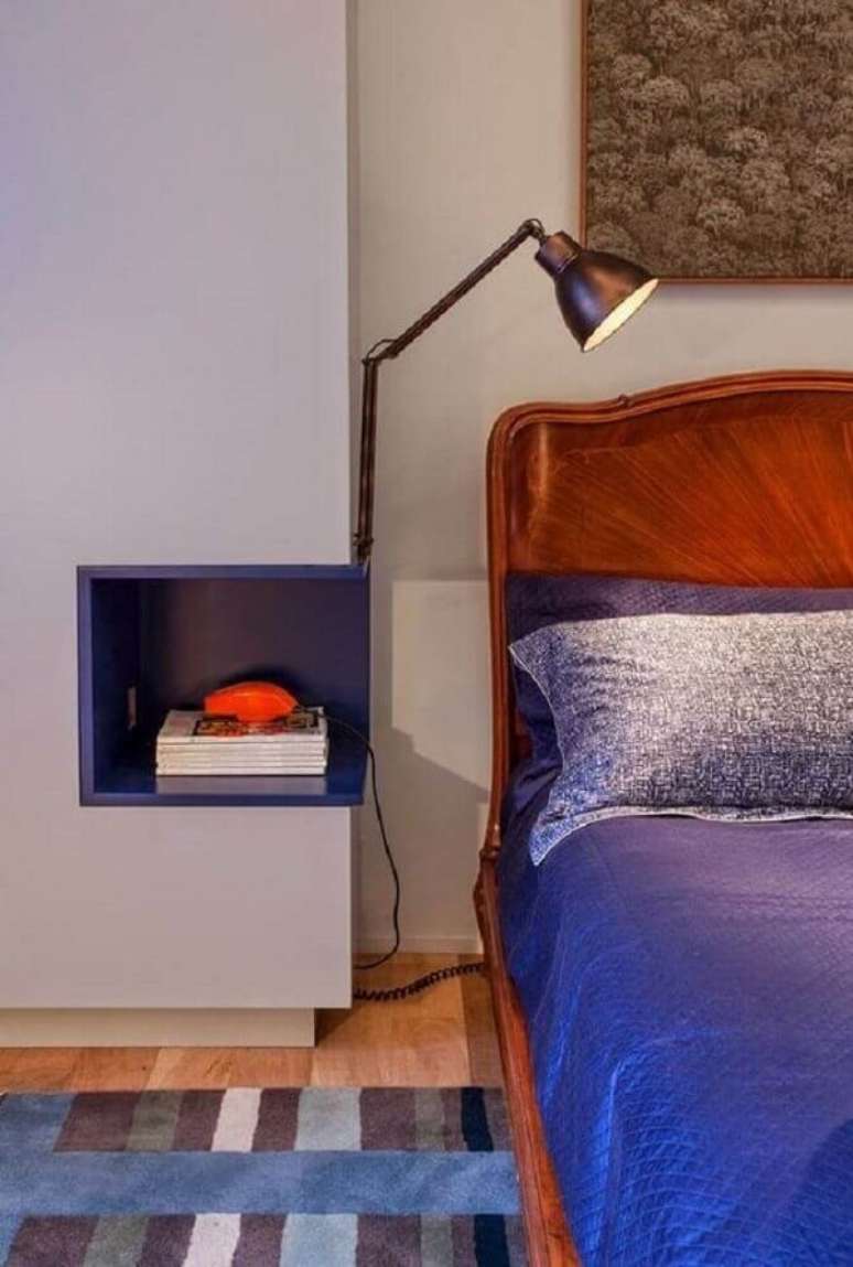 78. O criado pode ser feito sob medida na parede do dormit&oacute;rio. Fonte: AMC Arquitetura