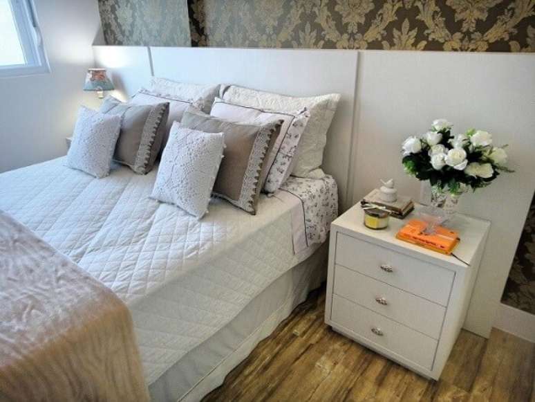 19. Decore o quarto de casal com criado mudo branco. Projeto por Gabriela Herde