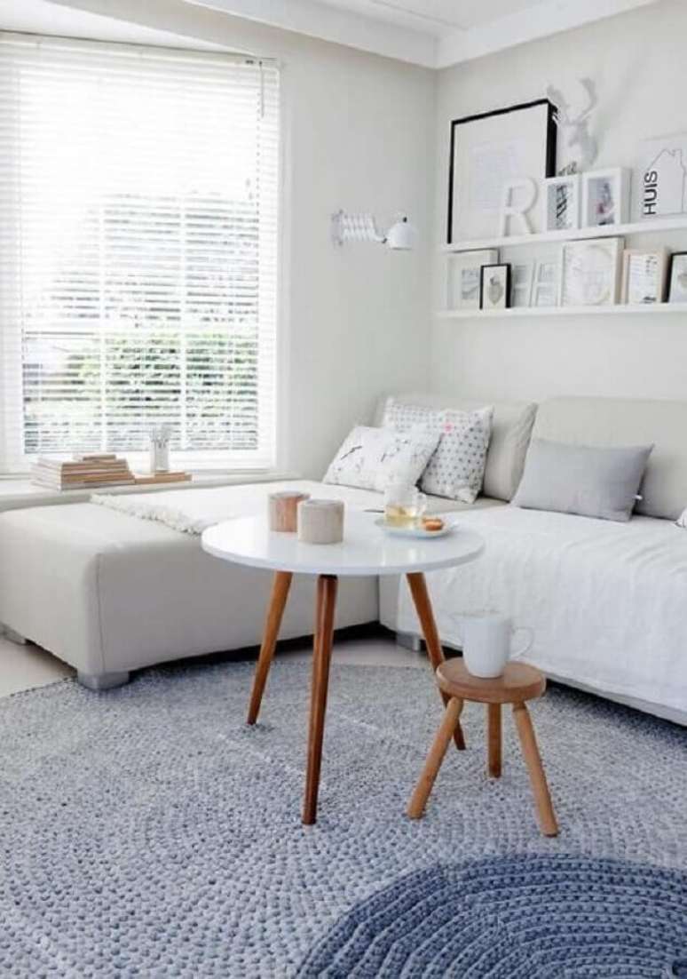 10. Decoração clean com tapete de crochê para sala cinza e branco com sofá com chaise branco – Foto: Pinterest