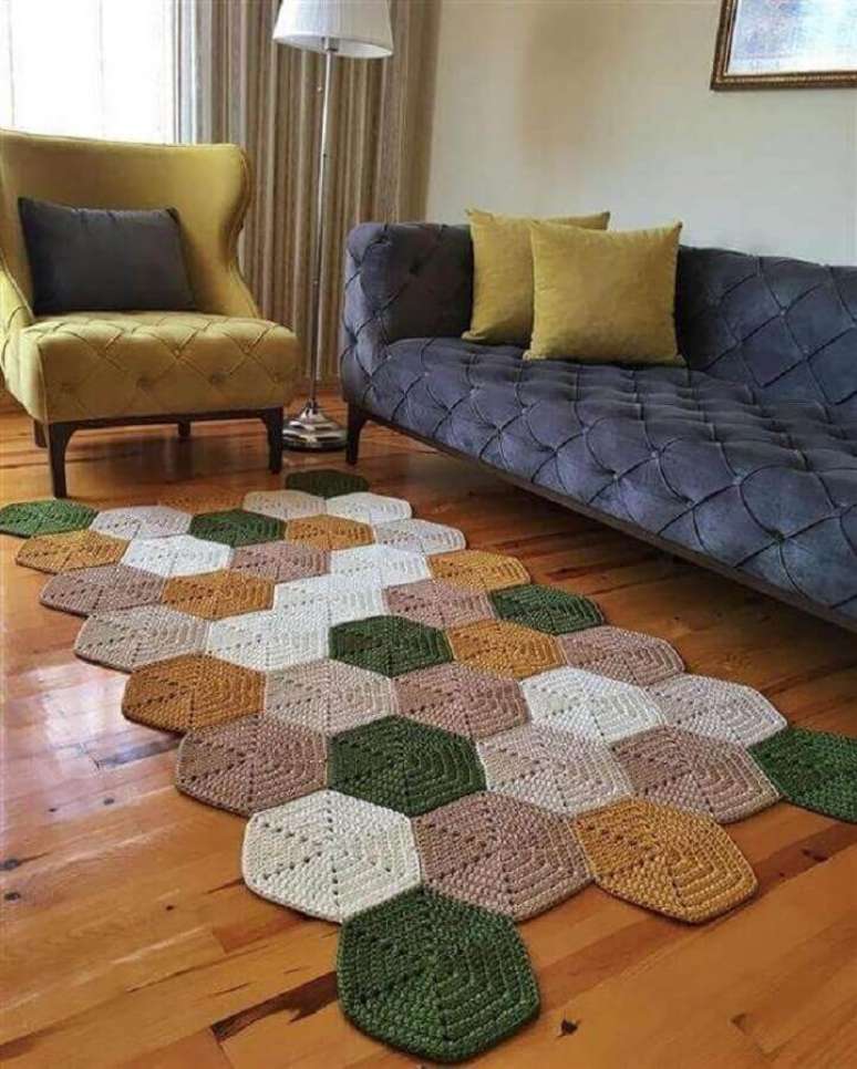 35. Modelo diferente e colorido de tapete de crochê para sala simples decorada com sofá cinza e poltrona amarela – Foto: Artesanatop