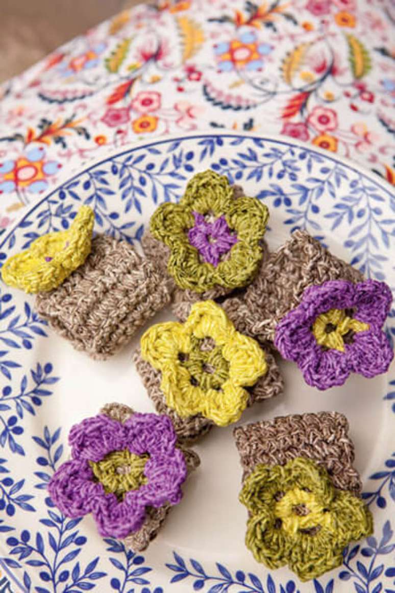 58. Porta guardanapo de croch&ecirc; com flor &ndash; Via: Pinterest