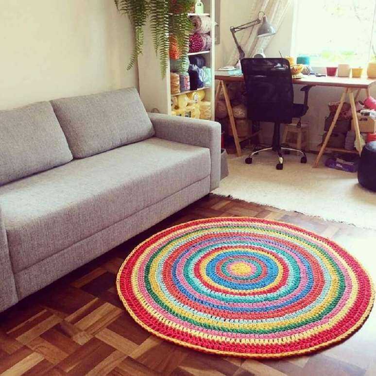 27. Modelo colorido de tapete de crochê redondo para sala simples com home office – Foto: Trapilho Design