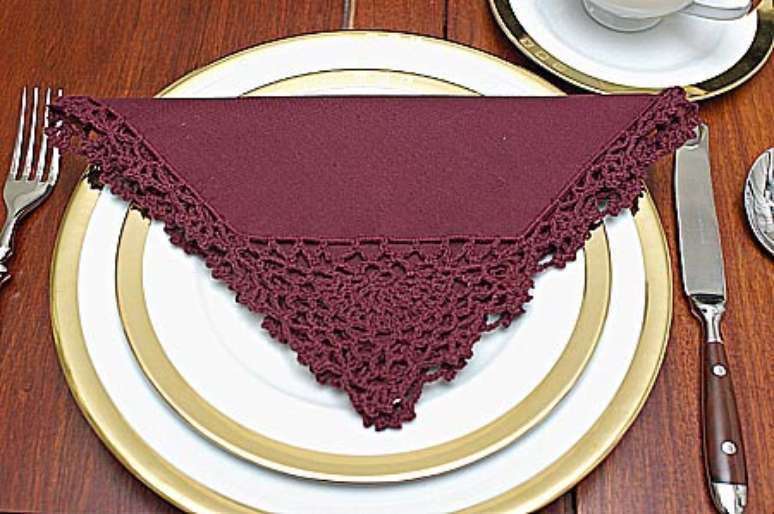 36. Guardanapo de croch&ecirc; marsala para festa moderna &ndash; Via: Pinterest