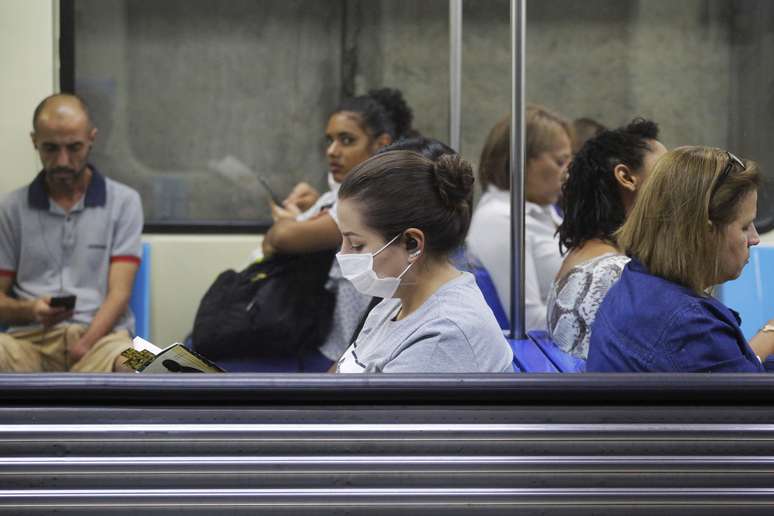 Pessoas usam máscara para tentar se proteger do surto de coronavírus (covid-19) 