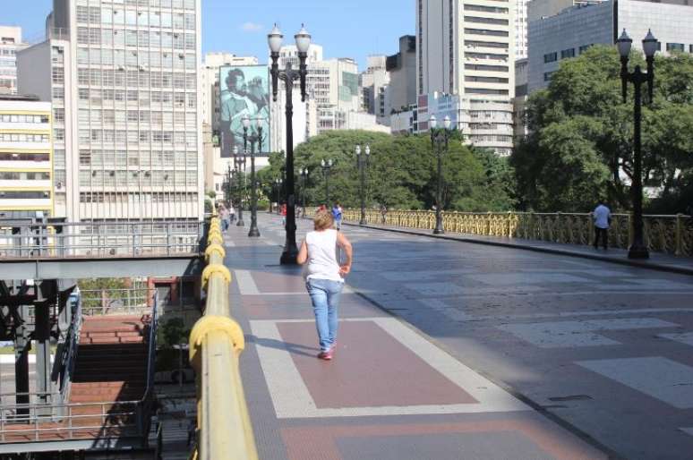 Pouca movimentação nas rua do centro de São Paulo (SP), nesta quarta-feira (25). População tem evitado aglomerações para que o novo coronavírus não se espalhe