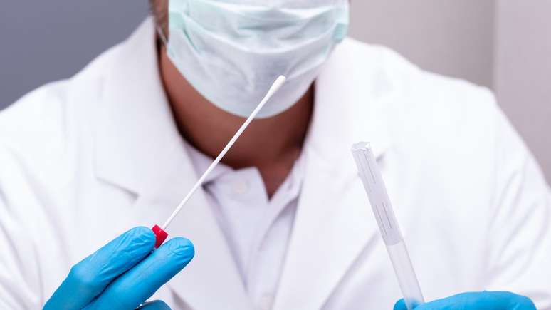 Testes para detectar o coronavírus no momento podem ser feitos com base em amostras de secreção respiratória