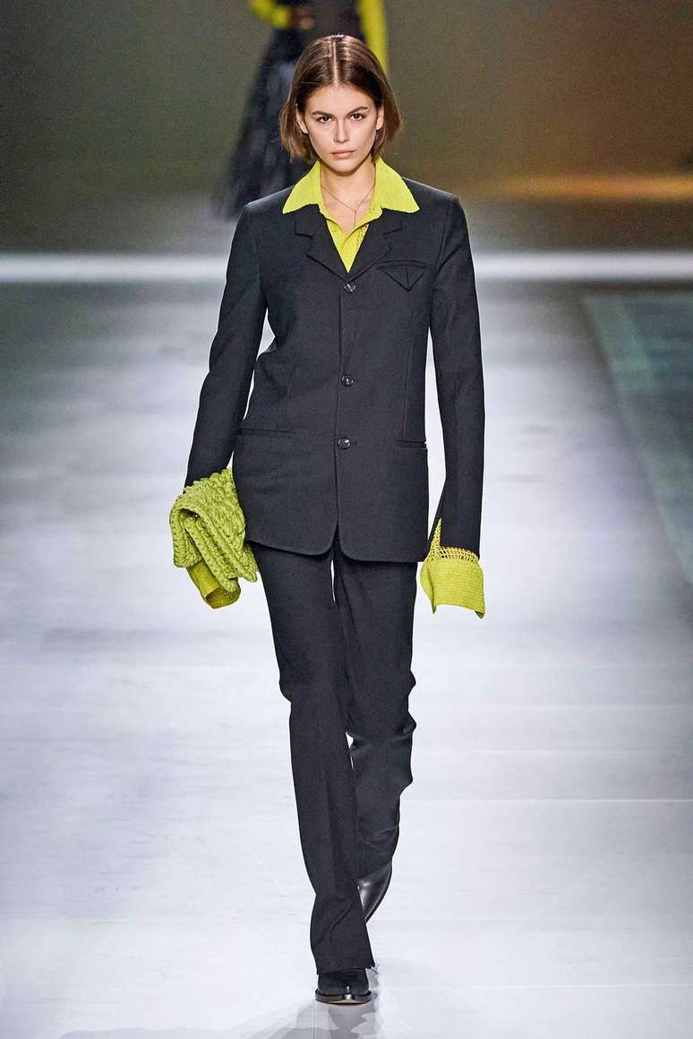 Modelo veste a alfaiataria do inverno 2020 da grife italiana Bottega Veneta. 