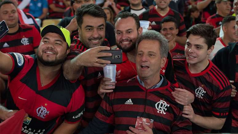O presidente Rodolfo Landim com a torcida do Flamengo no Maracanã (Foto: Alexandre Vidal / Flamengo)