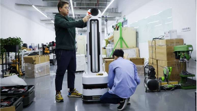 A YouiBot desenvolveu rapidamente seu próprio robô desinfetante