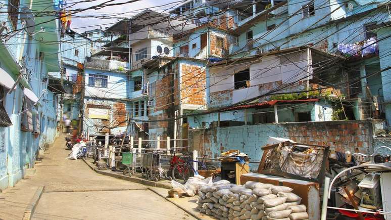 Casas com muitos moradores facilitam a contaminação e dificultam o isolamento