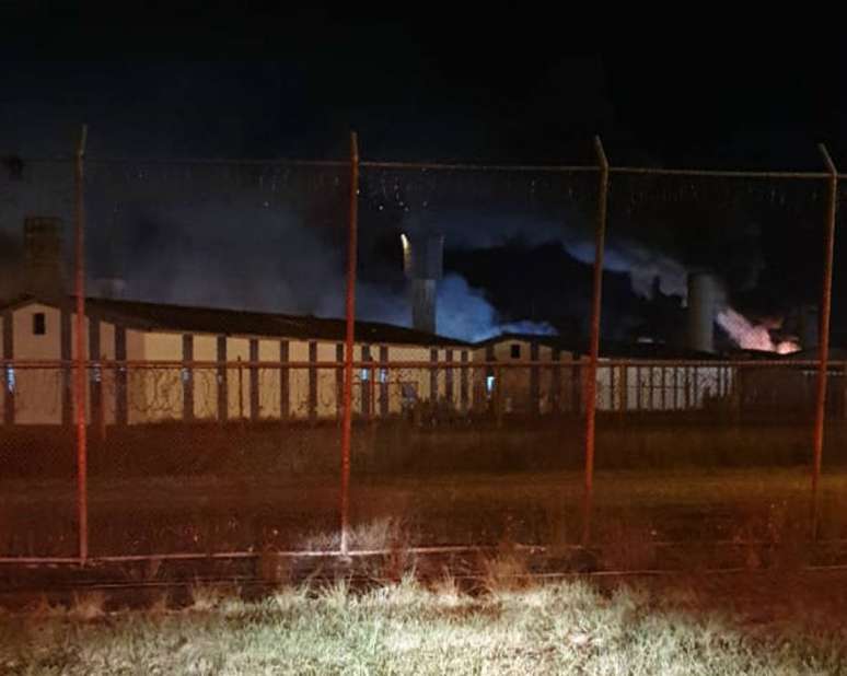 Fumaça sobre o CPP de Tremembé, no interior paulista, onde presos incendiaram objetos na noite desta segunda, 16