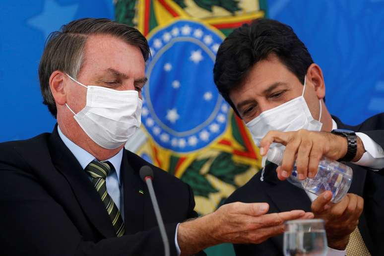 Presidente Jair Bolsonaro e ministro da Saúde, Luiz Henrique Mandetta, durante entrevista coletiva em Brasília
18/03/2020 REUTERS/Adriano Machado