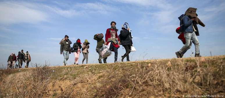 Migrantes a caminho da fronteira greco-turca