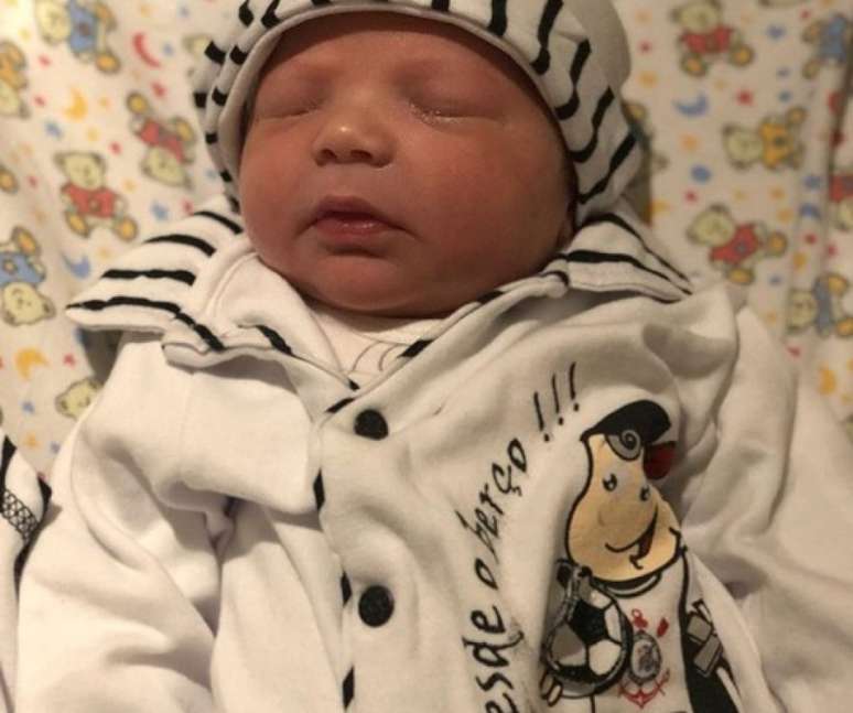 Romeo, filho do volante Ramiro nasceu neste sábado e vestiu as cores doCorinthians (Reprodução/Instagram)