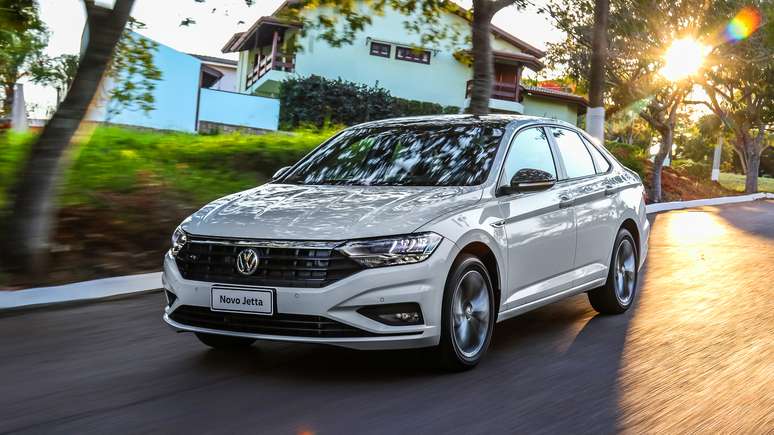 Jetta R-Line: versão superior, esportivada, perdeu o posto de topo de linha para o Jetta GLi.