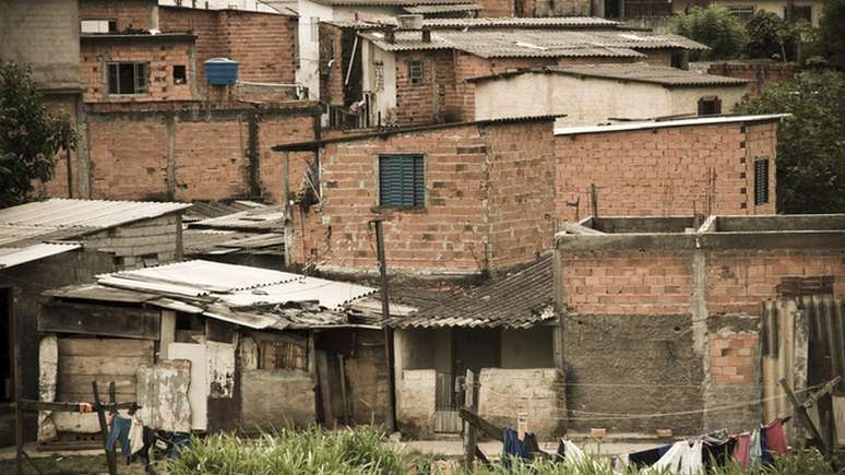 Quase um quarto das casas de crianças pequenas tinha ao menos uma inadequação de moradia – sem banheiro próprio, com paredes de materiais não resistentes, adensamento excessivo ou custos de aluguel que não cabiam no bolso da família