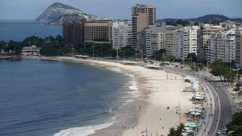 Grandes avenidas de várias cidades da região estão vazias após as ordens de isolamento