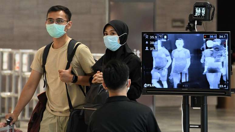 Os controles para a detecção da covid-19 em Cingapura começaram no aeroporto