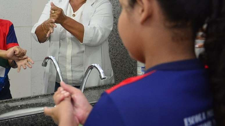 Palestra sobre coronavírus em escola de Manaus, em 13 de março; crianças pequenas estão conscientes das questões da higiene, mas têm dificuldade em ficar confinadas por tanto tempo, explica professora em SP
