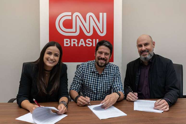 Phelipe Siani e Mari Palma assinam contrato com a CNN Brasil, em foto ao lado de Douglas Tavolaro, CEO do canal.