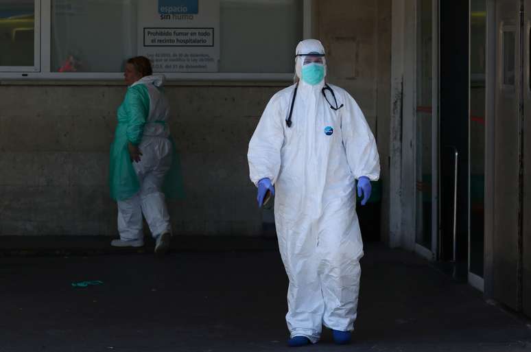 Agente de saúde sai de unidade emergencial em Madri
28/03/2020
REUTERS/Sergio Perez