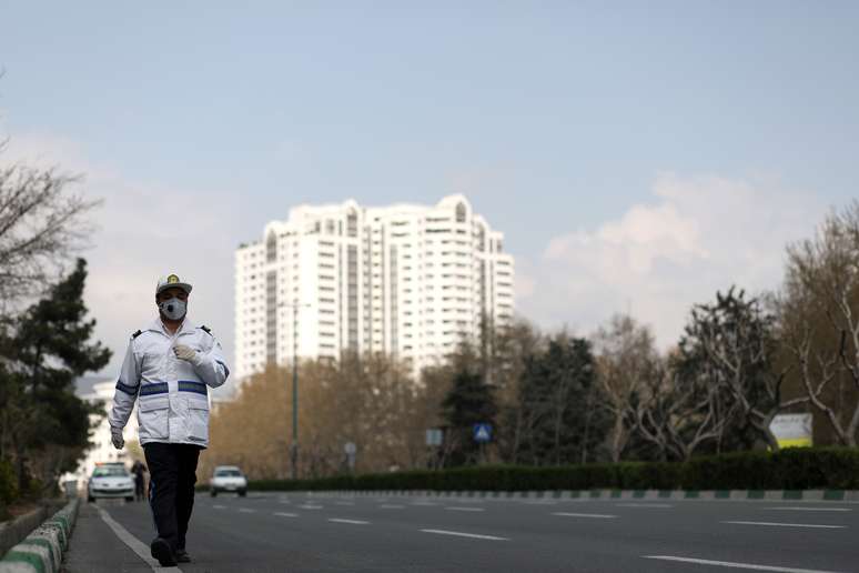 Guarda de trânsito usa máscara de proteção em Teerã
26/03/2020 WANA (West Asia News Agency)/Ali Khara via REUTERS