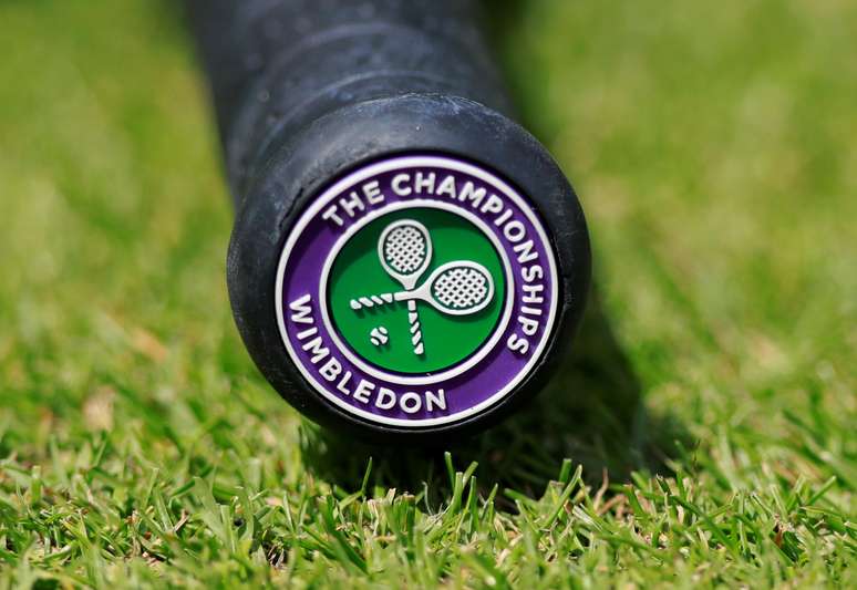 Logo de Wimbledon em uma raquete de t&ecirc;nis
02/07/2019 REUTERS/Andrew Couldridge 
