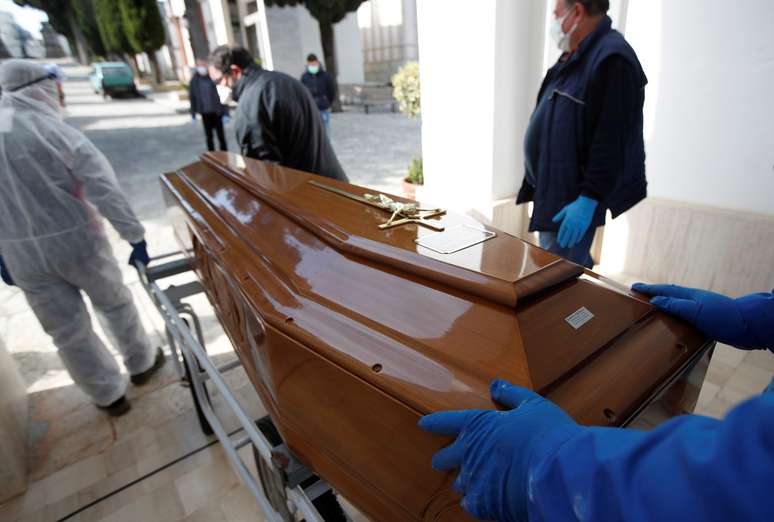 Caixão de vítima do novo coronavírus em Cisternino, na Itália
30/03/2020
REUTERS/Alessandro Garofalo