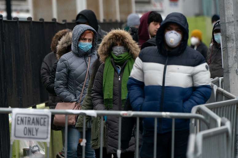 Pessoas fazem fila para serem testadas para o coronavírus, no Queens, Nova York
30/03/2020
REUTERS/Jeenah Moon