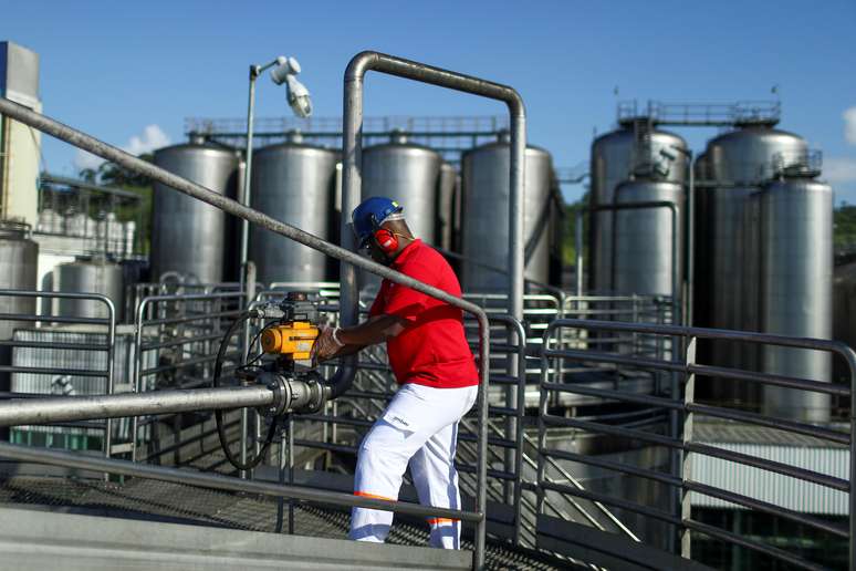 Trabalhador testa máquina em instalação da Ambev, em Piraí, RJ
23/03/2020
REUTERS/Pilar Olivares