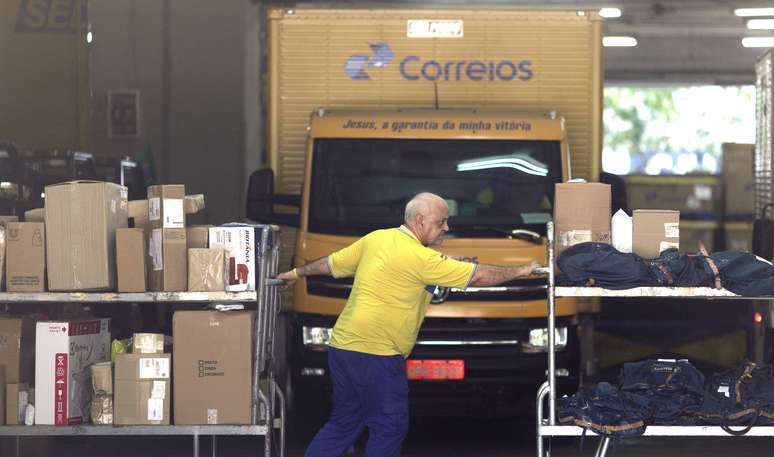 Funcionário trabalha na sede dos Correios no Rio de Janeiro
26/04/2019
REUTERS/Ricardo Moraes