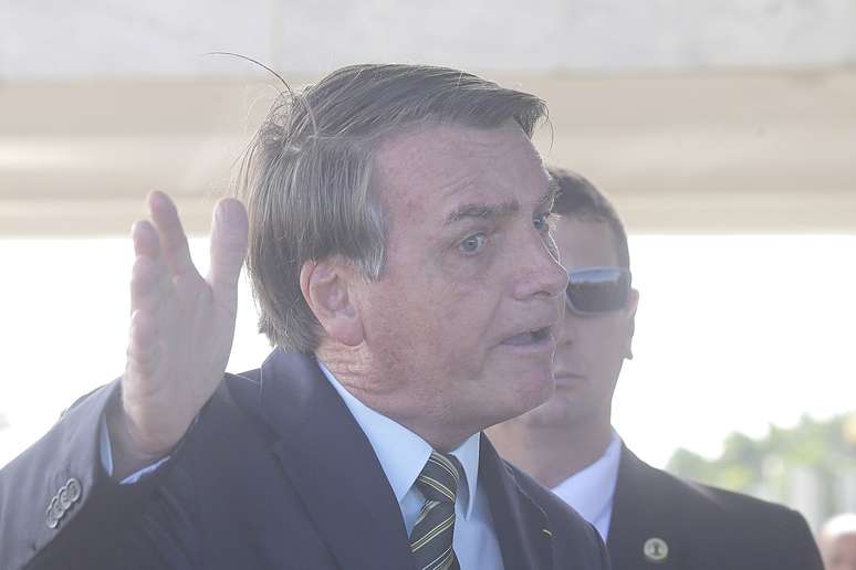 O presidente da República, Jair Bolsonaro, fala à imprensa ao sair do Palácio da Alvorada, em Brasília, na manhã desta segunda-feira, 30 de março de 2020