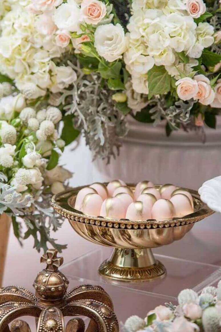 9. Arranjos de flores para decoração de mesa de batizado com pratos de doces dourados – Foto: Vestida de Mãe