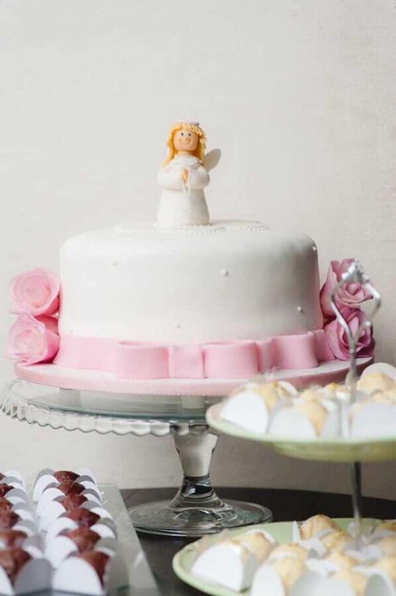 15. Ideia de bolo personalizado com anjinho no topo para decoração de batizado menina – Foto: A Minha Festinha
