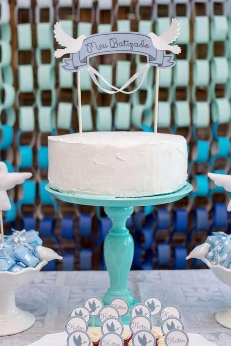 16. Modelo simples de bolo para decoração de batizado menino – Foto: Constance Zahn
