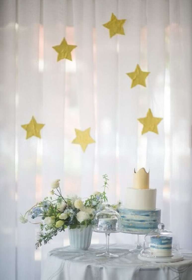 6. A cortina branca com estrelas douradas deu um toque sofisticado na decoração de batizado menino – Foto: Casa e Festa