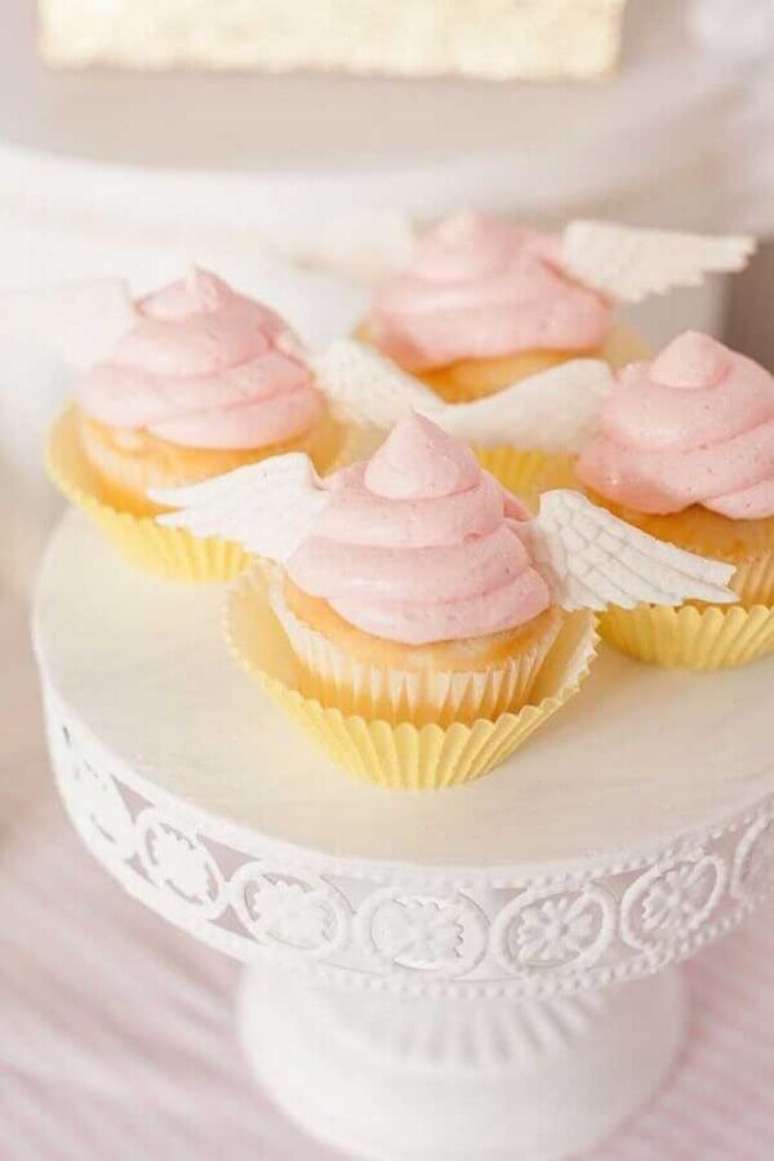 19. Modelo de cupcakes personalizados com asinhas de anjos feitas de açúcar para decoração de mesa de batizado – Foto: Kara’s Party Ideas