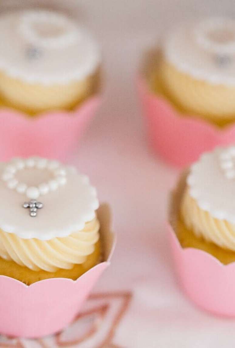 20. Lindos cupcakes personalizados para decoração de batizado – Foto: Pinterest