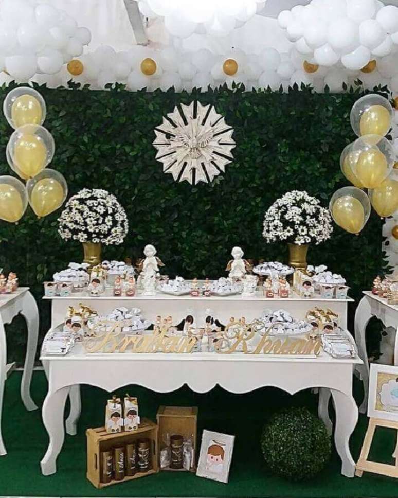 24. Decoração de batizado com balões e painel de folhagens – Foto: La’Festas