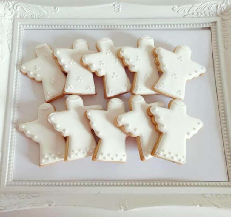 25. Decoração de mesa de batizado com biscoitos em formato de anjos – Foto: Pinterest