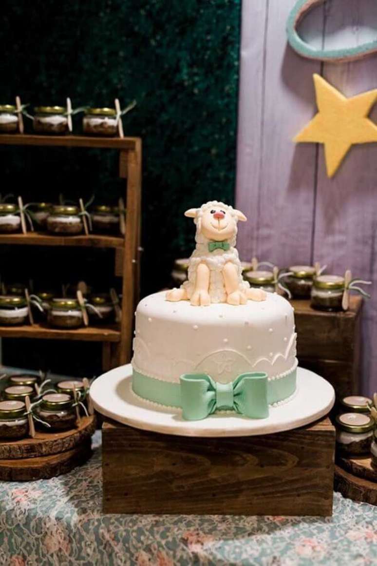 26. Decoração de mesa de batizado com bolo personalizado com ovelhinha no topo – Foto: Baby and Breakfast