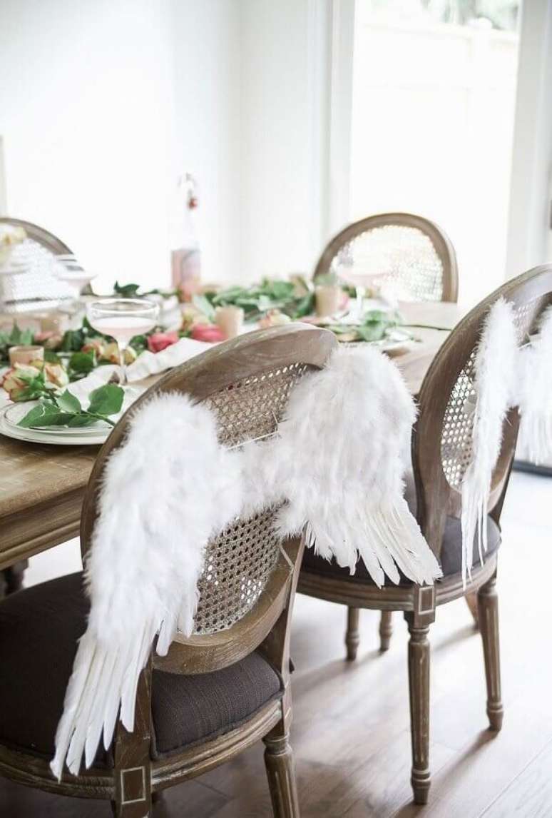 27. As asas de anjos também podem ser usadas para personalizar as cadeiras na decoração de festa de batizado – Foto: Catch My Party