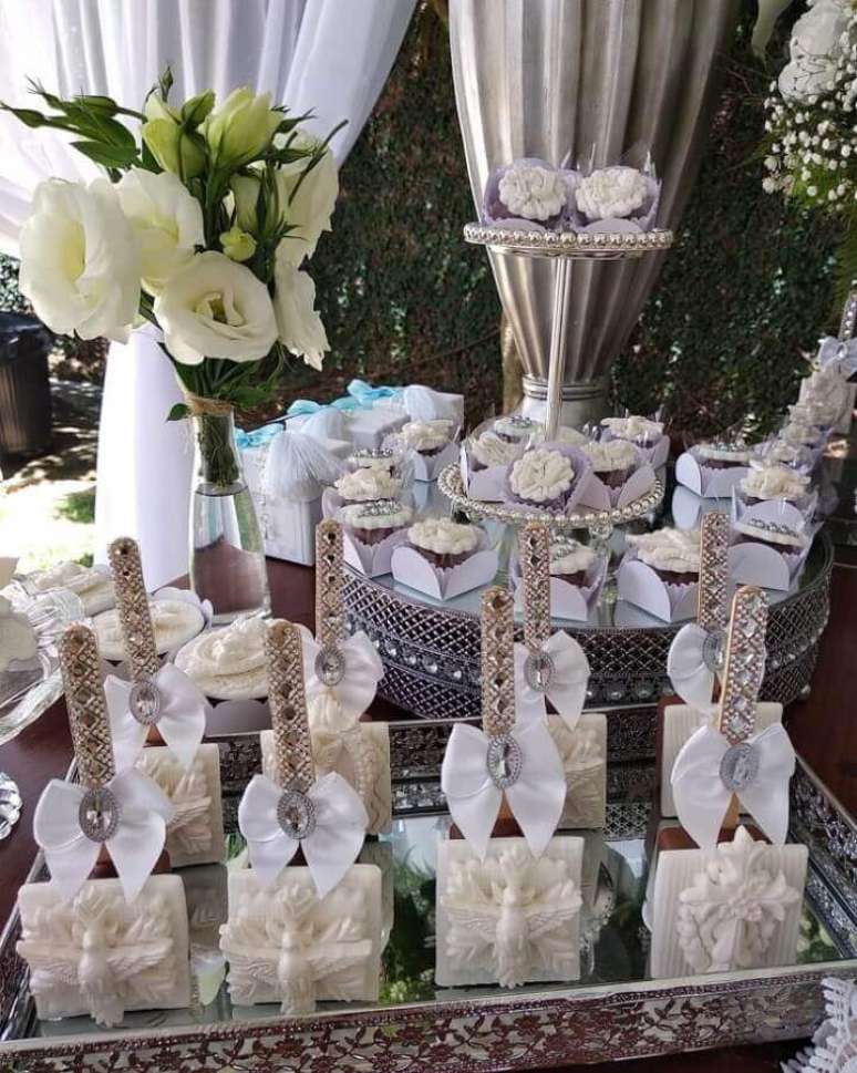 40. Os detalhes em prata deram um toque sofisticado para a decoração de batizado de bebê – Foto: Bibhian Fernandes