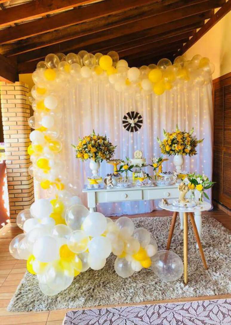 43. Decoração de festa de batizado branco e amarelo – Foto: Pinterest